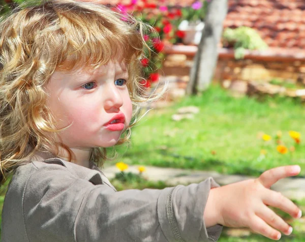 Charmiga lockig liten pojke — Stockfoto