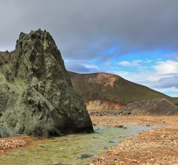 Acantilado de piedra verde y arroyo en el desfiladero — Foto de Stock