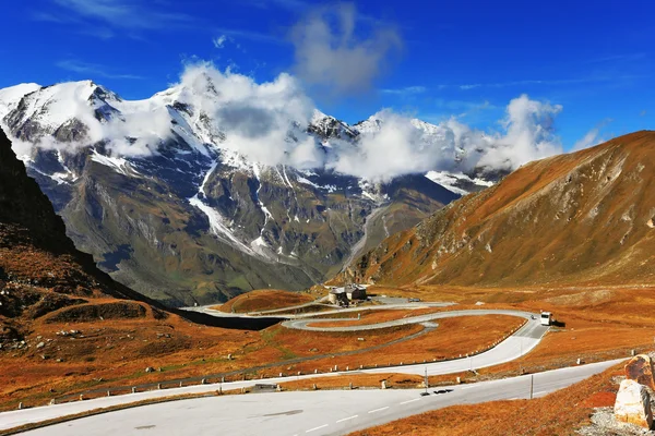 Carretera famosa en los Alpes austríacos - Grossglocknershtrasse — Foto de Stock