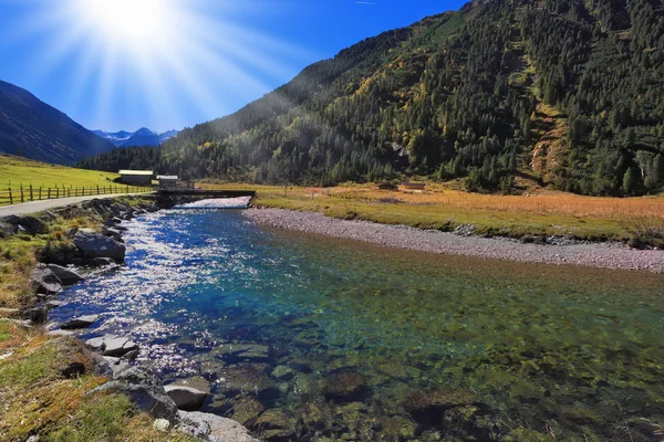 Кристально чистая вода светит под полуденным солнцем — стоковое фото