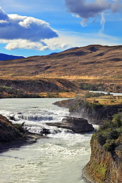 Kaskadierende Wasserfälle schäumen den Sommer — Stockfoto