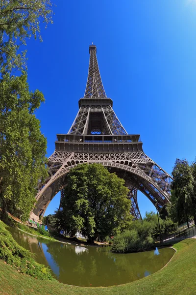 Torre Eiffel desde abajo lente ojo de pez — Foto de Stock
