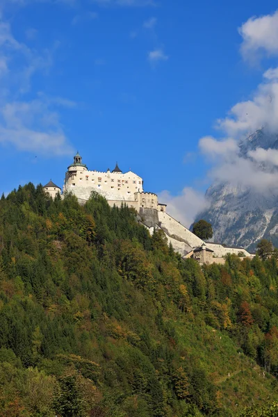 Castle is situated on top of the mountain — 图库照片