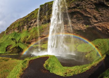 İzlanda 'da Seljalandsfoss şelalesi