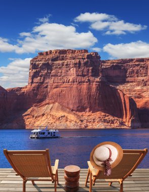 Şezlonglar ve turist tekne görünümünü