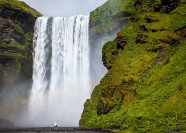 Grand şelale İzlanda'daki Skogafoss.