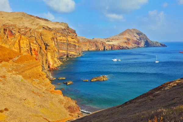 Yate blanco en Océano Atlántico — Foto de Stock