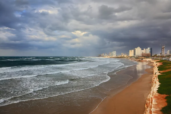 Bouře, při západu slunce ve Středozemním moři. — Stock fotografie