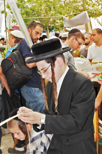 Jóvenes judíos religiosos con largas sogas — Foto de Stock