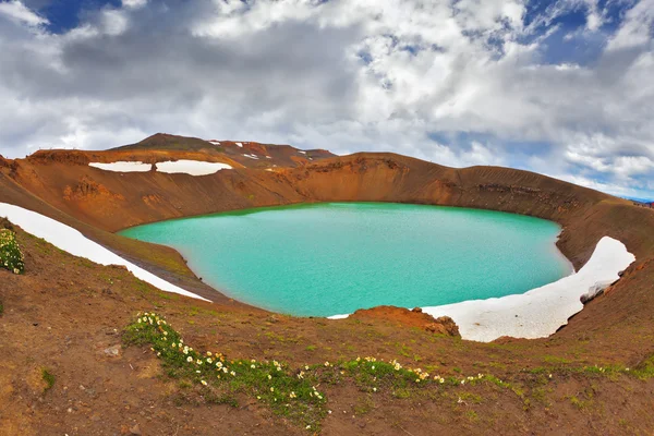 Lago nel cratere di un vulcano estinto — Foto Stock