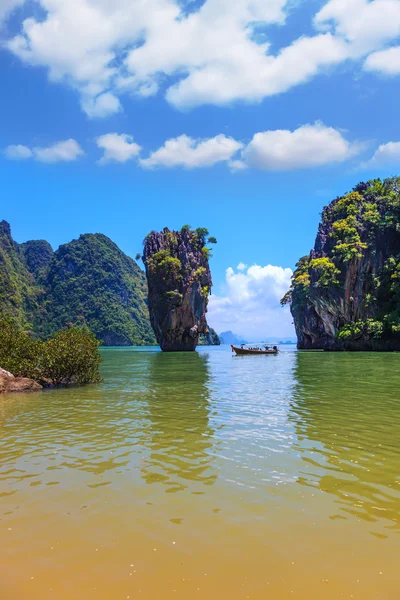 Warmes andamanisches Meer und malerische Insel — Stockfoto