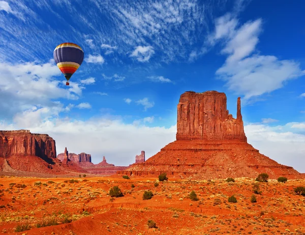 The flying balloon in red cliffs — Stok fotoğraf