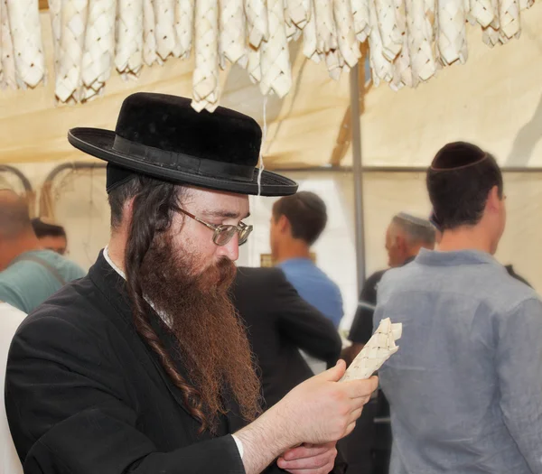 Religious Jews in black hat and skullcap — Stock Photo, Image