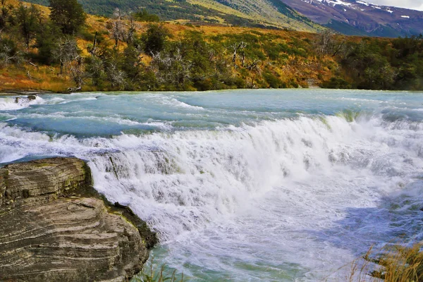 Potente y alta cascada de agua — Foto de Stock