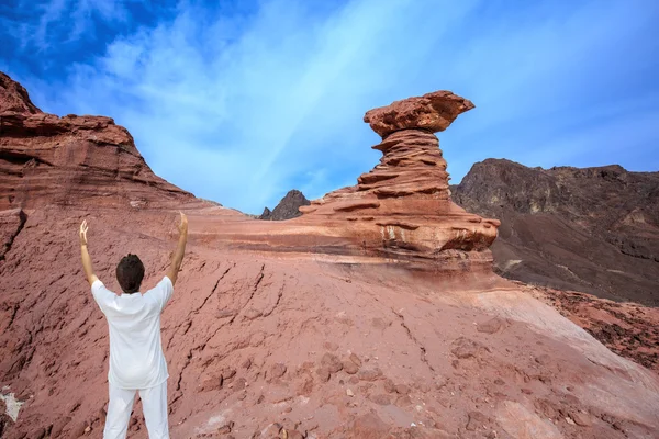 Mujer haciendo yoga en areniscas Eilat — Foto de Stock