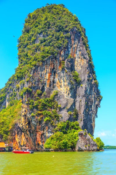 Island-rock in  tropical greenery — Stock Photo, Image