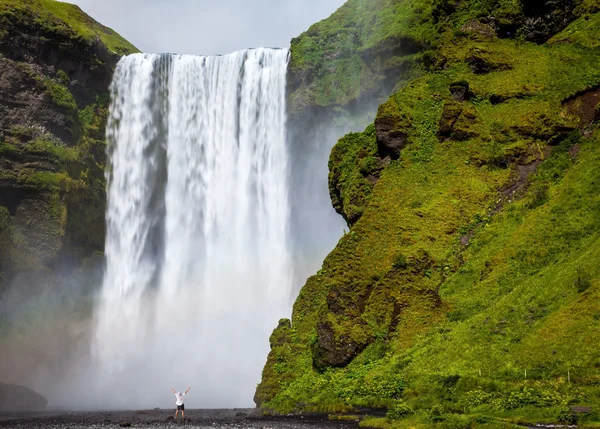 Großer Wasserfall skogafoss in Island. — Stockfoto