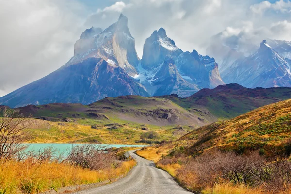 Los Kuernos sobre el lago Pehoe Imagen De Stock