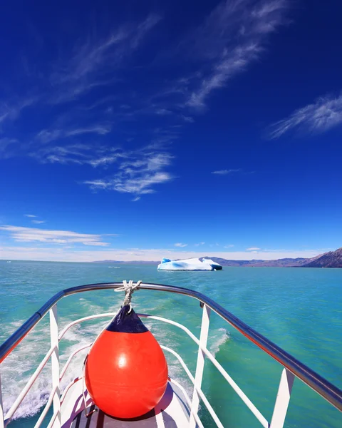 O barco turístico no Lago Viedma — Fotografia de Stock