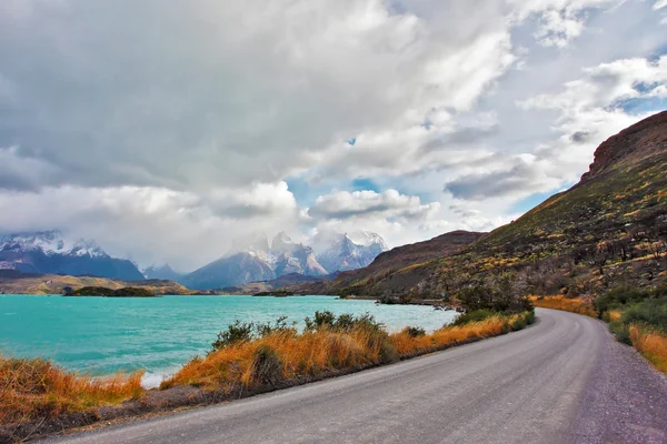 A estrada ao redor do lago Pehoe — Fotografia de Stock