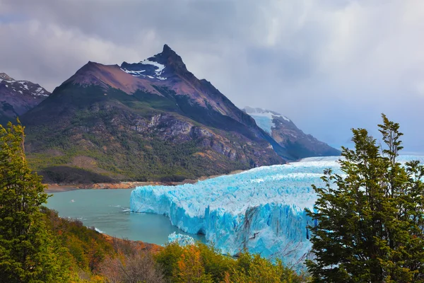 Lake, surrounded by mountains — Stok fotoğraf