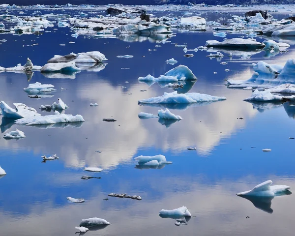 Blue icebergs and ice — Stock Photo, Image