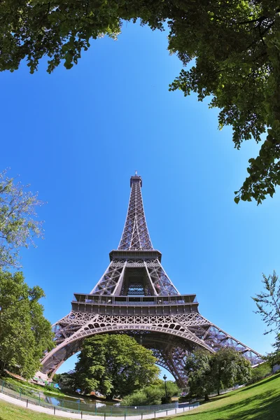 Aan de voet van de toren — Stockfoto