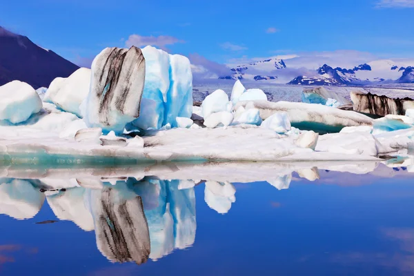 Eisberge spiegeln sich im Wasser — Stockfoto