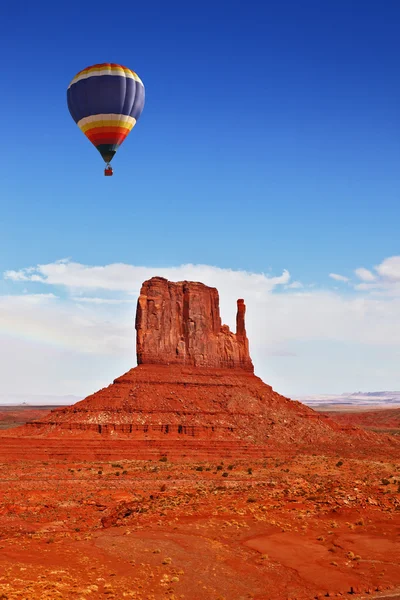 Een reusachtige ballon vliegen — Stockfoto