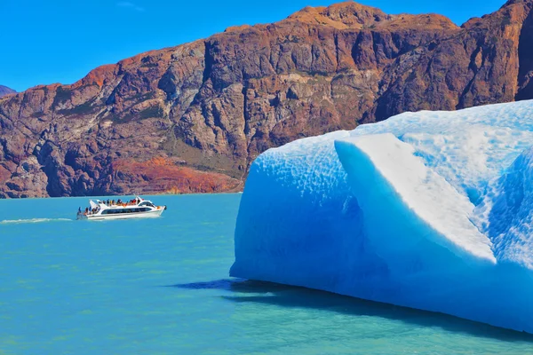 O barco turístico no lago — Fotografia de Stock