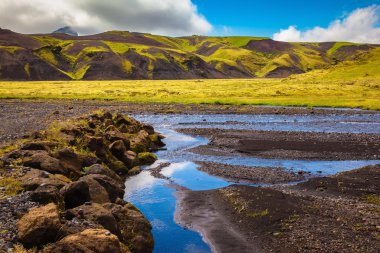  Pitoresk tepeler yeşil çim büyümüş 