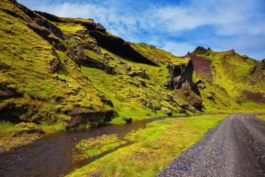 Kanyon akan akarsu çok az