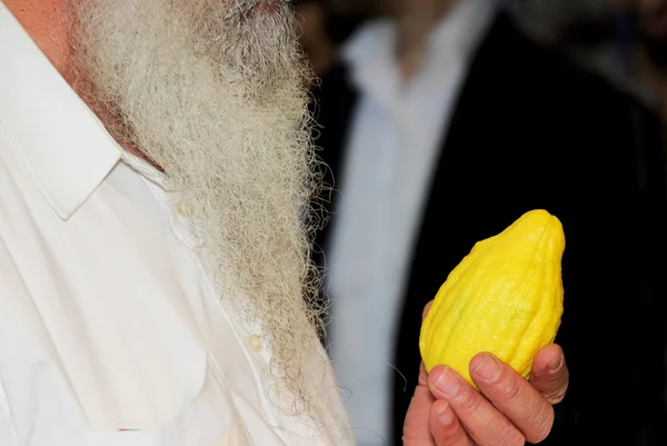 Rituella frukt - citrus i köparens hand — Stockfoto