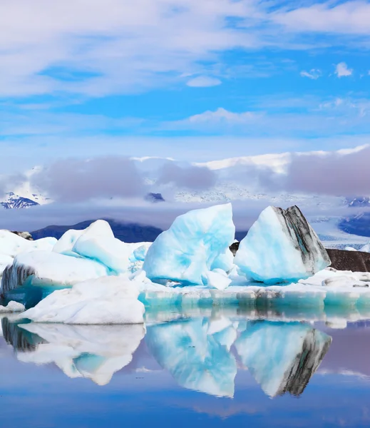 Eisberge und Eisschollen spiegeln sich im Wasser. — Stockfoto