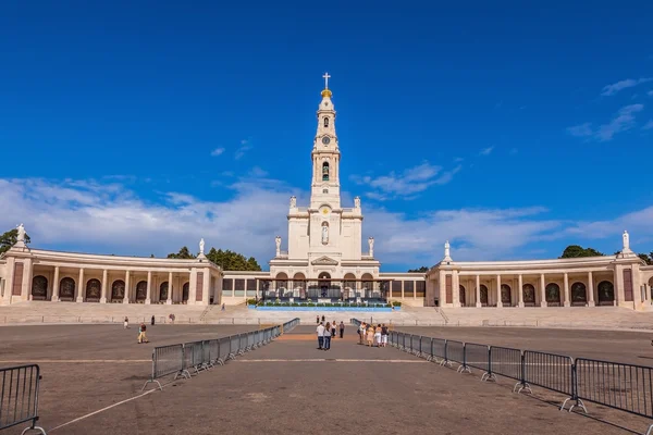 Catedral, torre sineira e colunata — Fotografia de Stock