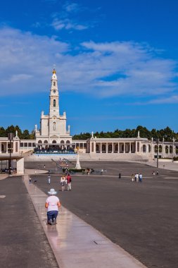 Diz çöken dindar kadın