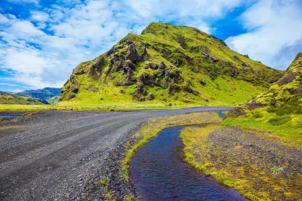 Schilderachtige heuvels bedekt met groene gras — Stockfoto