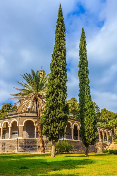 Koepel en colonnade omgeven door cypress — Stockfoto