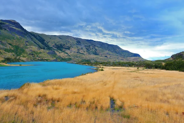 Smaragdgrünes Wasser des Pehoe-Sees — Stockfoto