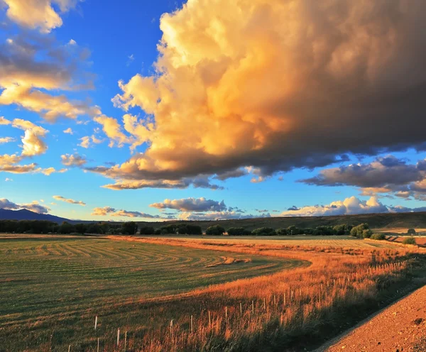 Clouds over rural field — Stock Photo, Image