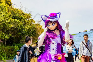 Lago Peho. Los Cuernos 'un karla kaplı siyah uçurumları. Torres del Paine Parkı. Eriyen buzulların suyunun gök mavisi var. Parlak soğuk güneş. Chiles Patagonya