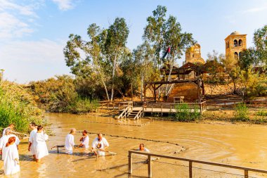 Lago Peho. Los Cuernos 'un karla kaplı siyah uçurumları. Torres del Paine Parkı. Eriyen buzulların suyunun gök mavisi var. Parlak soğuk güneş. Chiles Patagonya
