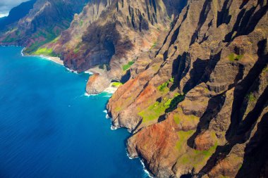 Adanın kıyı şeridine yürüyüş için ulaşılamaz. Pasifik Okyanusu 'ndaki Hawaii Adaları. Kapıları kapalı helikopter uçuşu. Polinezya. Kauai Adası. 