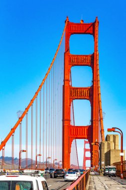 Etkileyici asma kırmızı köprü Golden Gate. Golden Gate dünyanın en büyük asma köprüsü. ABD. Kaliforniya mı? San Francisco mu? Açık güneşli gün.