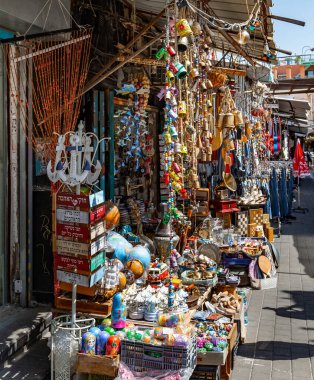 Küre, hediyelik eşya. Jaffa Bit Pazarı. Kullanılmış malların resimli bir karışımı. Piyasa Jaffa 'da harika bir dönüm noktasıdır. İsrail. 