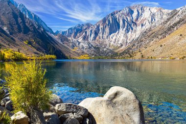 Kaliforniya mı? Mahkûm Gölü. Granit kayalar suya yansıyor. Göl buzul erimiş suyla beslenir. Kayalık kıç sakin suda parlar. ABD