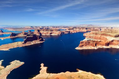 Küçük bir uçakla Powell Gölü üzerinde uçuyorlar. Son yıllarda yaşanan kuraklık, su deposundaki su seviyesinde keskin bir düşüşe neden oldu. Colorado Nehri. Fotoğraf kuş bakışı.