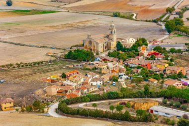 Castrojeriz 'in güzel taşra kasabası. İspanya 'nın Burgos eyaletindeki Picturesque Vadisi. San Juan Kilisesi.. 