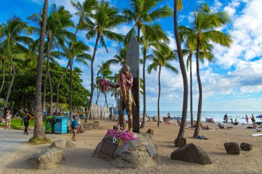 HONOLULU, ABD - 2 Ekim 2024: Honolulu, ABD 'nin en sportif kentidir. Hawaii 'ye muhteşem ve etkileyici bir gezi. Waikiki Plajı dünyadaki en ünlü Pasifik plajıdır.