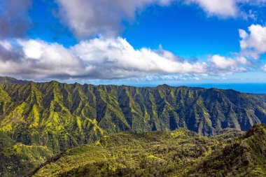 Hawaii, Kauai adası. Pasifik Okyanusu. Dağlar ve geçitler. Helikopter kılıçlarının altındaki muhteşem ada. Helikopterden Kapılar Uçuyor. 